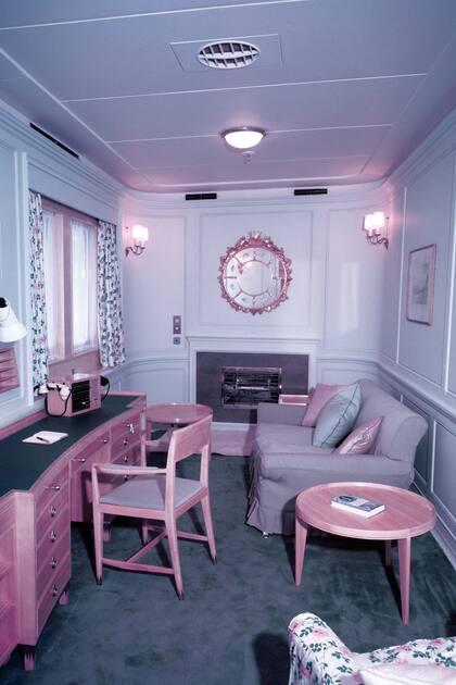 Así era el camarote de la Reina en el Britanniaen 1954 (foto tomada durante su tour por Malta