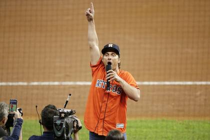 Lejos del glamour de Hollywood, Matthew McConaughey dio la voz de largada en el partido de la World Series Game 7 que enfrentó a Houston Astros con Washington Nationals, en Houston, Texas