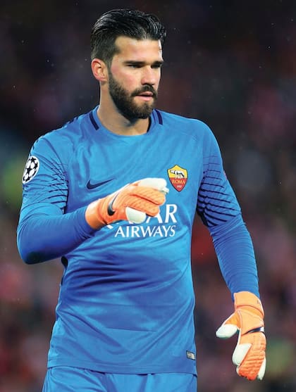 Nació en Brasil, tiene 25 años y lo apodan el "Messi de los arqueros".