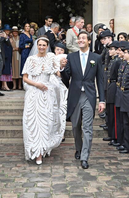 Olympia, la novia, apostó por un impresionante modelo palabra de honor de Oscar de la Renta confeccionado en encaje que imitaba la forma de grandes hojas blancas. Y usó una tiara de diamantes. Tras la boda, ofrecieron una recepción en el Castillo Fontainebleau.