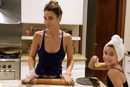 Myla, la menor de la casa, sueña con ser youtuber. Pero, además, es muy entusiasta de la cocina. “Hacemos ñoquis caseros, pizza, rogel, flan y ¡comemos!”, confiesa María