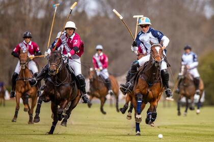 Ataca Gonzalo Pieres (h.), defiende Adolfo Cambiaso (h.); esta vez, ganó el de Ellerstina.