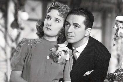1941: Mirtha Legrand con Enrique Serrano en el film Los martes, orquídeas.