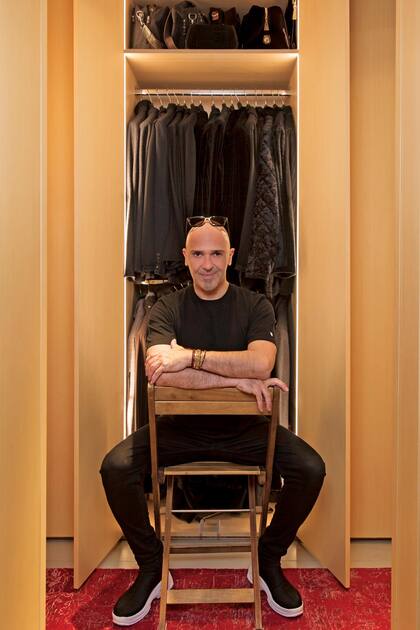 Desde hace años en su vestidor sólo hay prendas negras