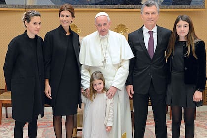 Los argentinos conocieron a Agustina a mediados de octubre de 2016, cuando acompañó al matrimonio presidencial al Vaticano. Fue la única vez que posó en una foto oficial. En la imagen, junto a Juliana Awada, Mauricio Macri, Antonia y Valentina Barbier (la hija de la tercera mujer de su padre).