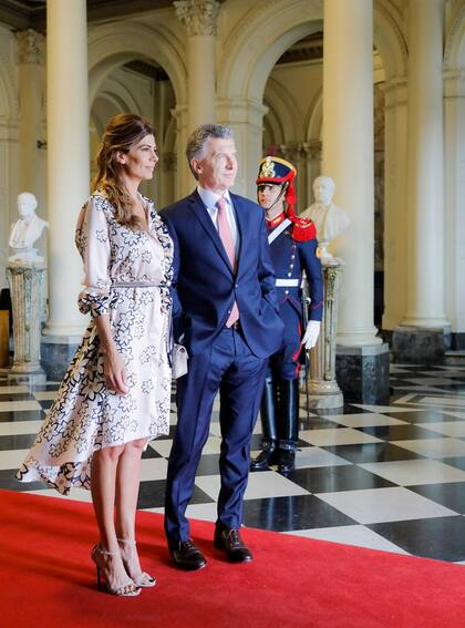 Para su primera aparición pública en el marco del G20, cuando recibió al presidente y a la primera dama de Francia en Casa de Gobierno, eligió un diseño de Evangelina Bomparola.