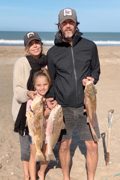 Los tres con sus “trofeos” tras una jornada de pesca en Pinamar