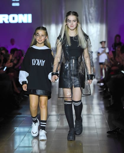 A paso firme, con el ojo derecho pintado y una sonrisa perfecta, Taína desfiló por primera vez. En la foto, acompañada por la diseñadora de la marca.