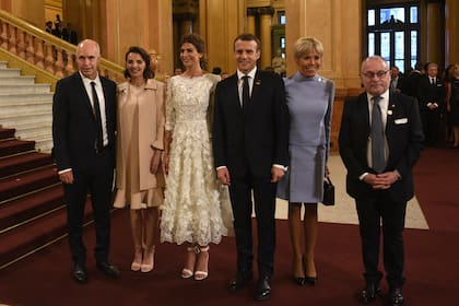 Brigitte Trogneux deslumbró con un tailleur con detalle de botones sobre el hombro izquierdo y en la falda.