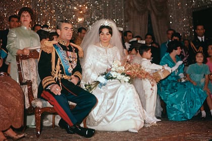 Reza Phalevi y Farah Diba (su tercera esposa) durante la boda, celebrada en el Palacio de Mármol de Teherán, el 21 de diciembre de 1959. 