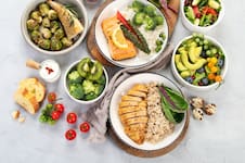 Cinco cenas antiinflamatorias y livianas que favorecen el descanso y cuidan la salud de la piel