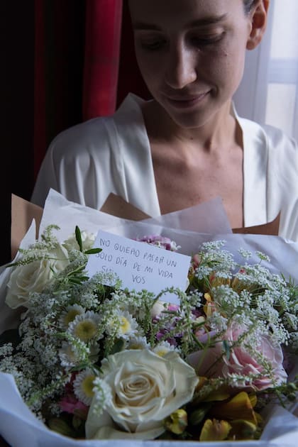 Mientras se preparaba, la novia recibió el regalo más romántico de su prometido: un ramo de flores con la leyenda "No quiero pasar un sólo día de mi vida sin vos".