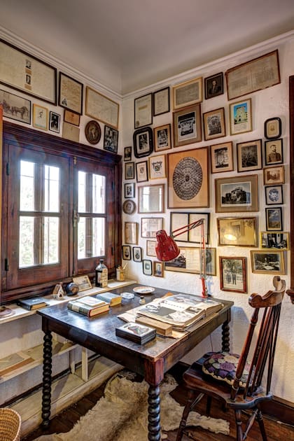 El escritorio de “Manucho” es uno de los rincones más pintorescos de la casa. Ahí, el autor se sentaba todos los días a escribir, ya fuera alguna de sus obras o los artículos que religiosamente publicaba en La Nación, donde fue crítico de arte durante muchos años.