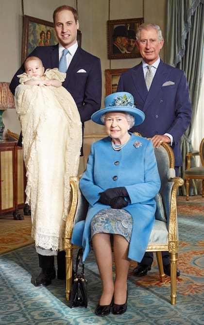 La reina Isabel II y su marido, el duque de Edimburgo faltaron al bautismo de su bisnieto por motivos laborales. Tras la ceremonia, cuatro generaciones de la familia real británica fueron fotografiadas juntas. 