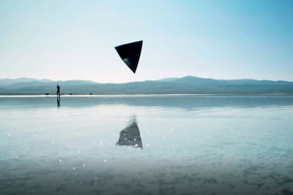 Aerocene Pacha. Utopía sustentable. Un documental sobre un vuelo ecológico en las Salinas Grandes, por Encuentro.