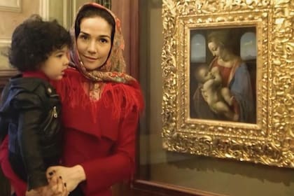Atahualpa, su hijo, tiene 8 años y es su gran compañero de viajes. Esta imagen es de la cuenta de Instagram que la actriz abrió un mes atrás y ya tiene más de 480 mil seguidores. Se los ve frente al cuadro Madonna Litta, de Leonardo da Vinci, en el museo Hermitage de San Petersburgo.