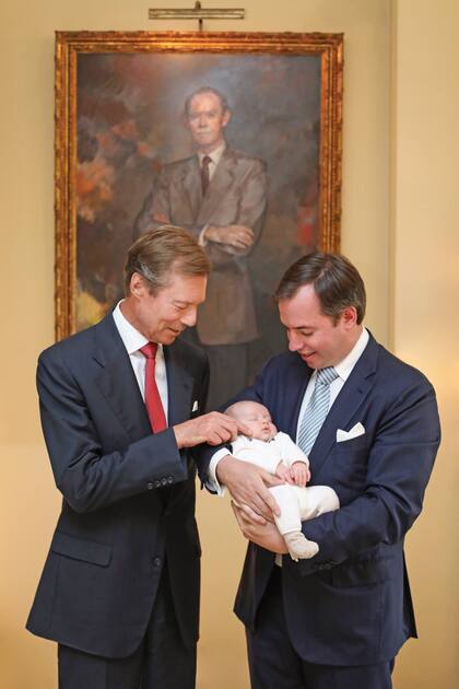 El principito, en brazos de su padre Guillermo, recibe una dulce caricia de su abuelo, el Gran Duque Enrique