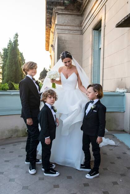 Bautista, Beltran y Benicio fueron de los primeros en llegar al palacio para posar con su mamá minutos antes de que diera el "si, quiero".