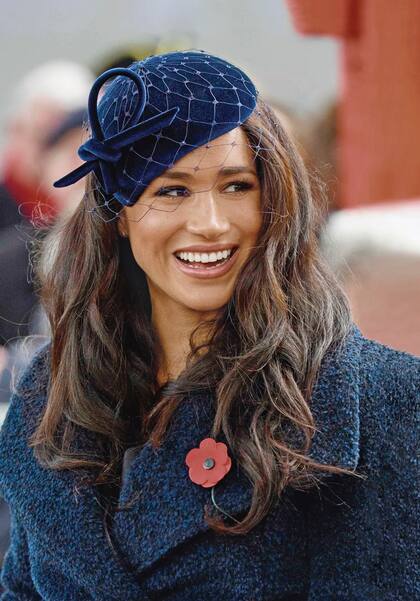 La duquesa eligió un tapado de Sentaler y un tocado de Philip Treacy para dar su presente durante el acto. Hace unas semanas reveló lo difícil que es convertirse en madre bajo el escrutinio de los medios.