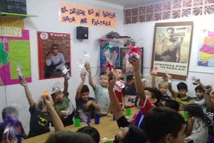 Los niños festejan en el merendero luego de un partido de fútbol