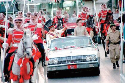 Para la coronación, que tuvo lugar el 9 de junio de 1993, Rania lució un vestido dorado de Elie Saab. Junto a su marido, el flamante rey Abdalá II, recibieron el cariño del pueblo jordano que se volcó entusiasta a las calles de la capital.