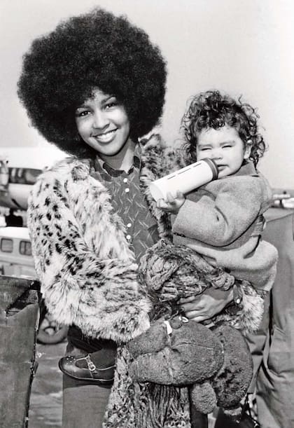 Un año antes de contraer matrimonio con Bianca Jagger, el músico tuvo un affaire con la actriz y cantante norteamericana Marsha Hunt. Con ella, se convirtió en padre de su primera hija: Karis.