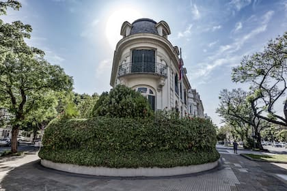 Un edificio señorial de estilo francés con su clásica mansarda de pizarra negra habita una de las esquinas que se asoman a la fascinante Figueroa Alcorta con sus jacarandás florecidos.