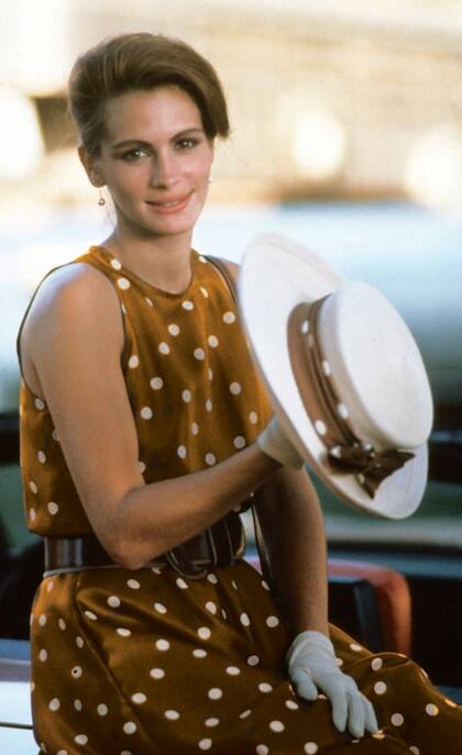 Inspirada en el personaje que protagonizó Julia Roberts en la película "Mujer Bonita", la futura reina de Dinamarca lució para la gran ceremonia, un diseño marrón con lunares blancos.