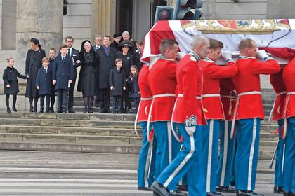 La familia real danesa despide al príncipe Henrik tras un funeral privado en la capilla del Palacio Christiansborg, en febrero de 2018.