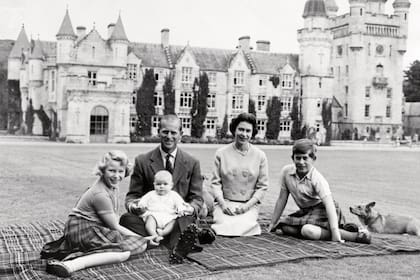 1960. En Balmoral, la Reina, el duque de Edimburgo y sus tres hijos: la princesa Ana, el príncipe Carlos y el príncipe Andrés, sentado sobre las rodillas de su padre.