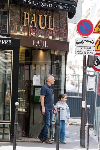 Mediodía del domingo. Padre e hija salen a buscar dulces y paran en la patisserie Paul, fundada en 1889. Como estaba cerrado, volvieron al hotel con las manos vacías.