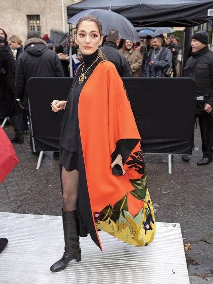 “Veterana” como habitué de las semanas de la moda, la argentina Sofía Sánchez de Betak aplaudió la propuesta de Valentino con una fabulosa capa de la etiqueta que hoy dirige Pierpaolo Piccioli