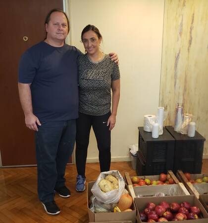 Adrián Rodríguez y su esposa, ambos odontólogos, se reinventaron laboralmente para hacer frente a los gastos mientras no pueden abrir el consultorio