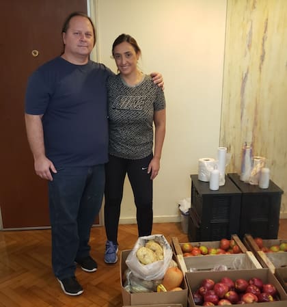Adrián Rodríguez y su esposa, ambos odontólogos, se reinventaron laboralmente para hacer frente a los gastos mientras no pueden abrir el consultorio