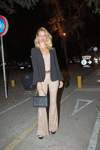 Con top y oxford de paillettes (de Paz Cornú), Nicole Neumann generó polémica al lucir un cinturón Gucci de cuero, contrario a su filosofía “cruelty free”.