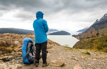 La caminata hacia las torres comienza después de pasar el camping. Es preciso estar atentos porque hay varios senderos posibles.