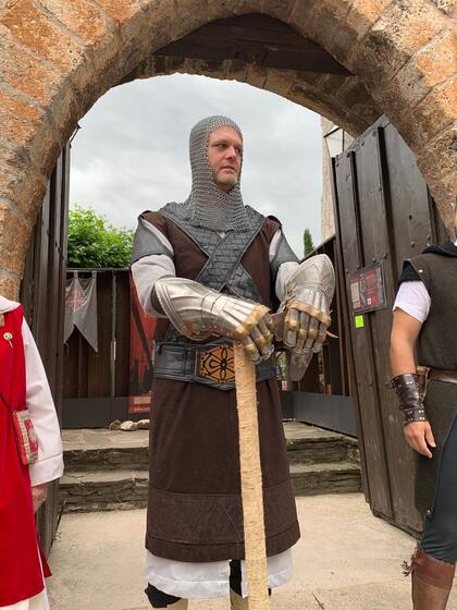 A pesar de las altas temperaturas del calor europeo, los invitados vistieron sus pesados uniformes hasta el final de la jornada.