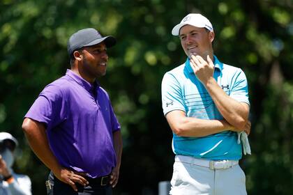 La charla a Harold Varner III, líder de las dos primeras jornadas, con Jordan Spieth