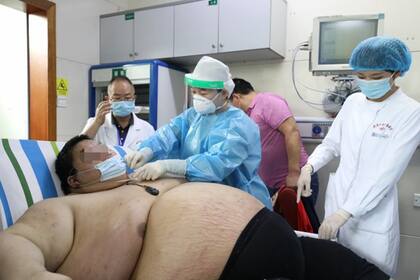 Zhou en el Hospital Universitario Central de Wuhan siendo atendido por los médicos