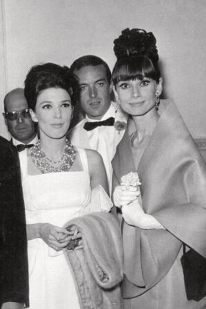 Con Audrey Hepburn en San Sebastián, con quien unos días después celebró su cumpleaños número 23 en Biarritz. En esa comida también estuvieron el torero español Luis Miguel Dominguín y la actriz Deborah Kerr, entre otras celebridades