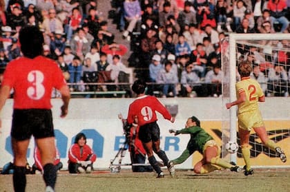 Percudani define ante la salida de Grobbelaar para convertir el único gol del partido que le daría el título Intercontinental a Independiente