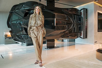 Evangelina recibió a ¡HOLA! Argentina en su piso en el Fendi Château, donde tienen un Pagani Zonda Revolution, una escultura sin motor, con el chasis monocasco original, construido en fibra de carbono y titanio, creado por el argentino Horacio Pagani a pedido de Pablo Perez, que es piloto de autos.