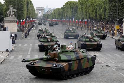 Vehículos blindados franceses conducen por la Avenida Champs-Elysees durante el tradicional desfile militar del Día de la Bastilla