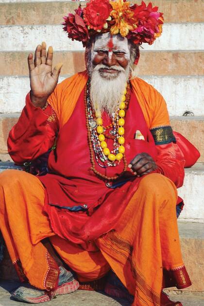Un sadhu, un monje hindú, posa frente al río sagrado Manikarnika Ghat.
