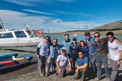 La pareja tomó un vuelo privado a El Calafate para conocer el glaciar Perito Moreno. De regreso en Aeroparque, Scarlet se enfureció con los paparazzi que pretendieron fotografiarla sin make up.