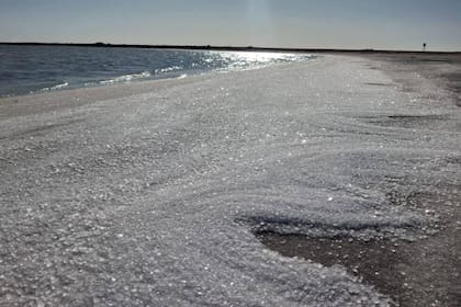 El lago Epecuén amaneció con sus costas bañadas en sal 