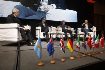 Fernando Coccaro (socio de EY), Fernando Paci (socio de EY), Guibert Englebienne (Globant) y Nicolás Tejerina (Navent)