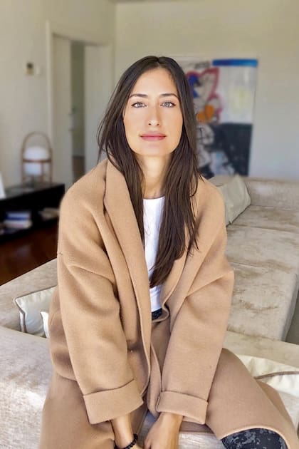 La relación entre el músico y la modelo y artista plástica cubana, de 30 años, salió a la luz en septiembre de 2019, poco después de que Sanz anunciase su ruptura con Raquel Perera