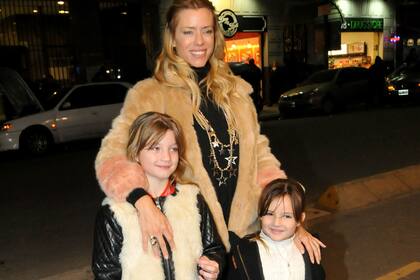 Nicole Neumann llevó a sus hijas, Allegra y Sienna, a ver Soy Luna en el Luna Park