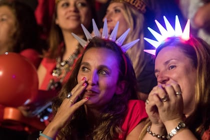 Muchas fans vistieron de rojo como una manera de mostrarle su pasión al artista mexicano